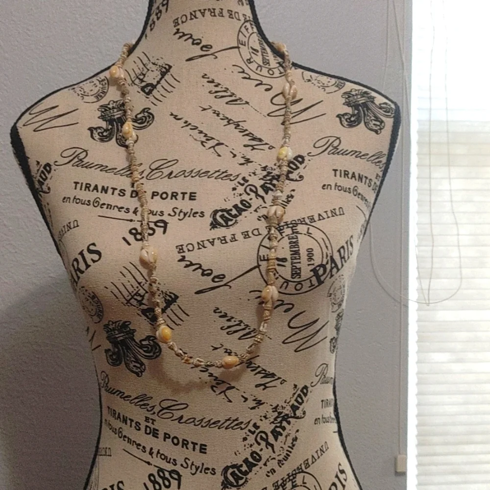 Shell Necklace - Picture 1 of 3